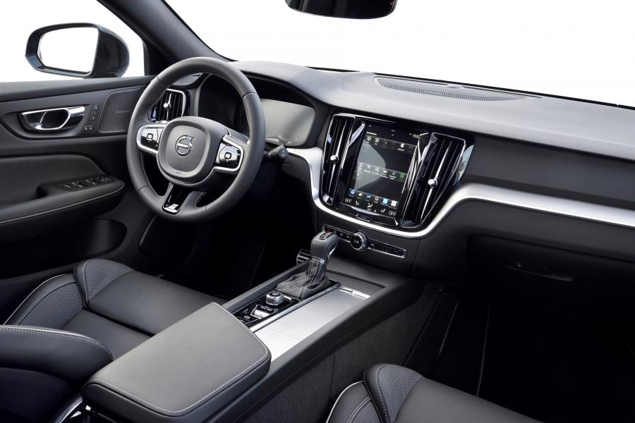 Интерьер Volvo V60 D3 R-Design 2018 года  (WW) (фото 6 из 29)